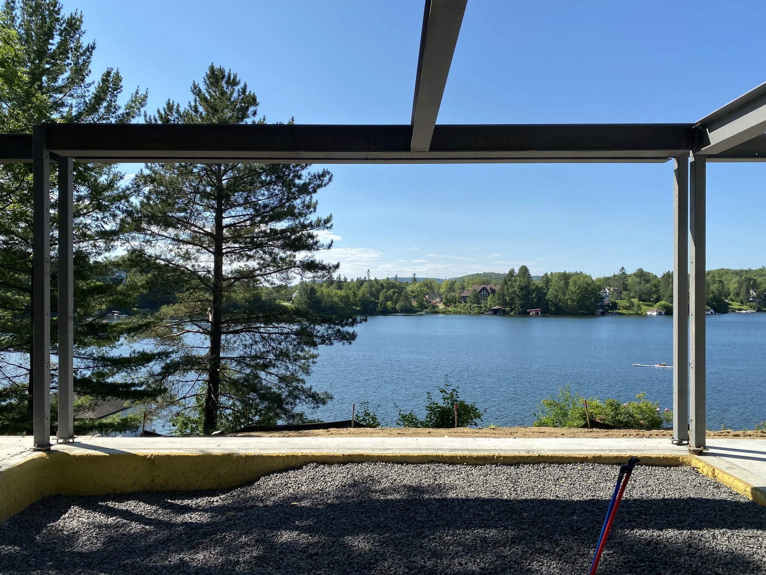 Terrasse couverte évidée dans le volume du rez-de-chaussée — accès depuis la salle à manger