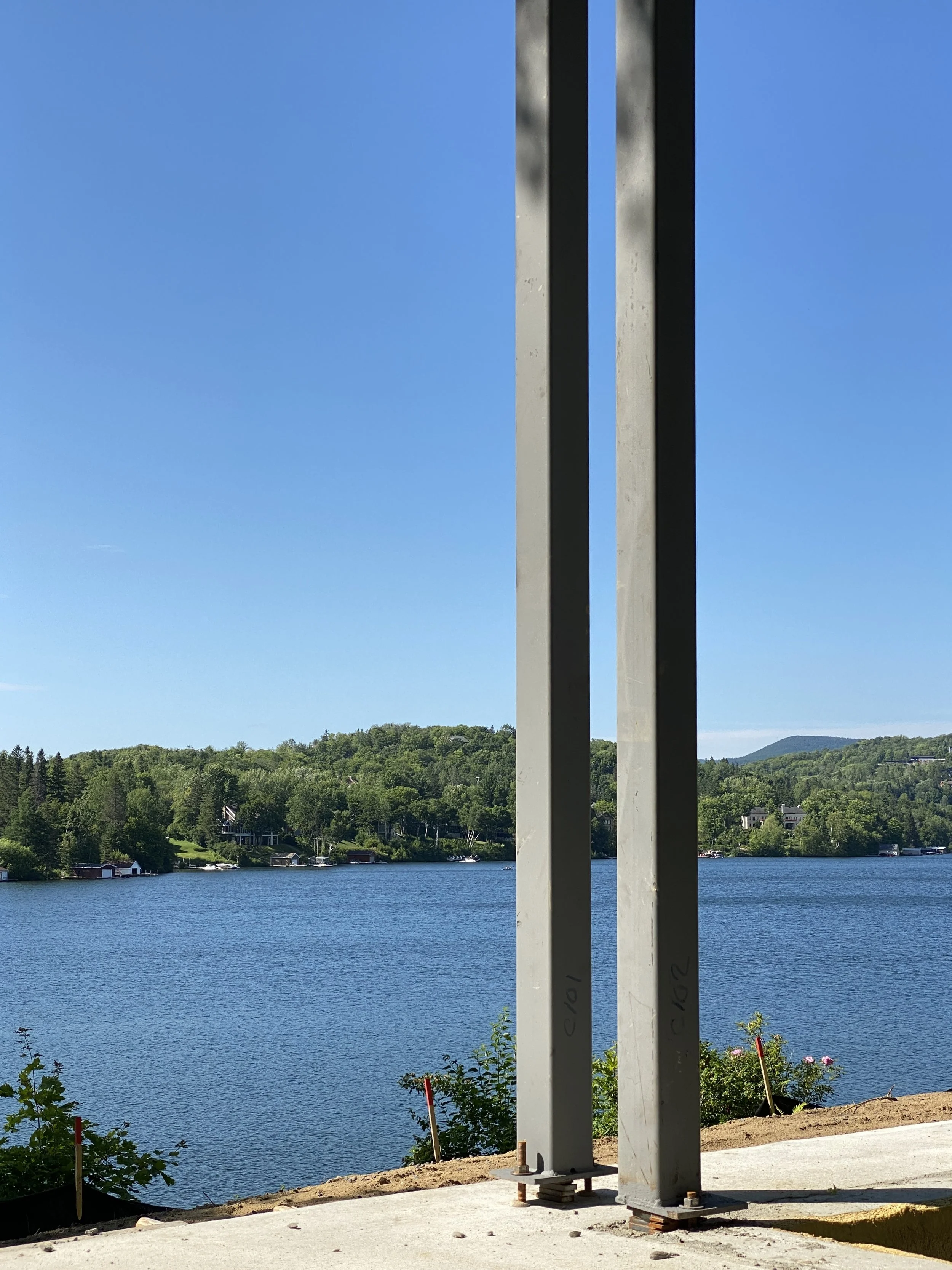 Chantier — implantation au bas d'un terrain en forte pente, à proximité immédiate du lac