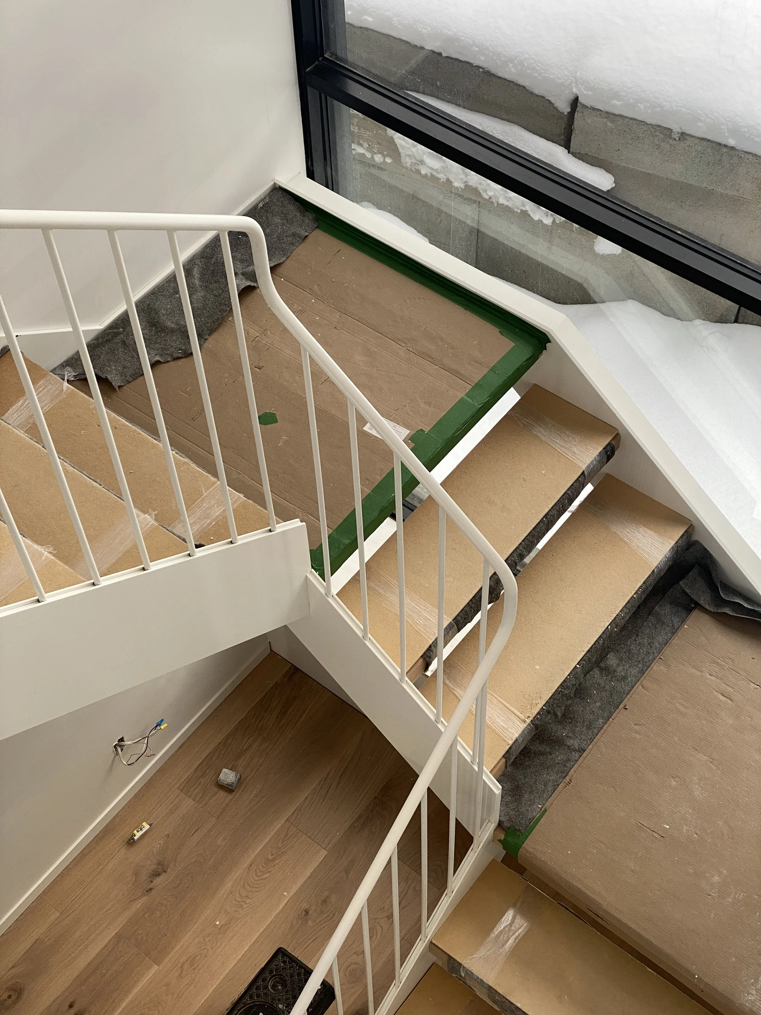 Détail intérieur — jonction entre l'enveloppe métallique et l'espace de vie
