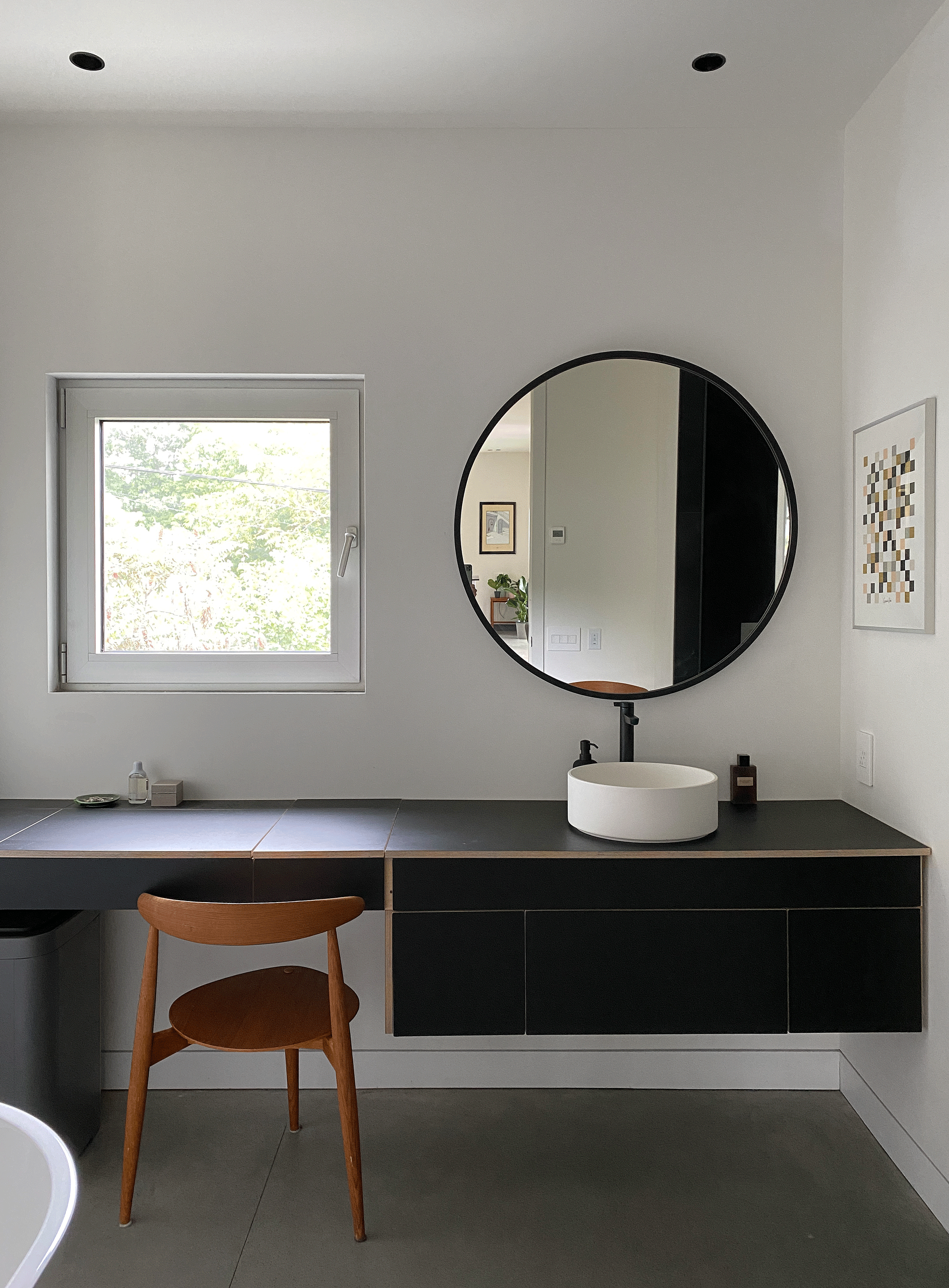 Salle de bain — espaces servants intégrés à l'étage, traitement matière sobre