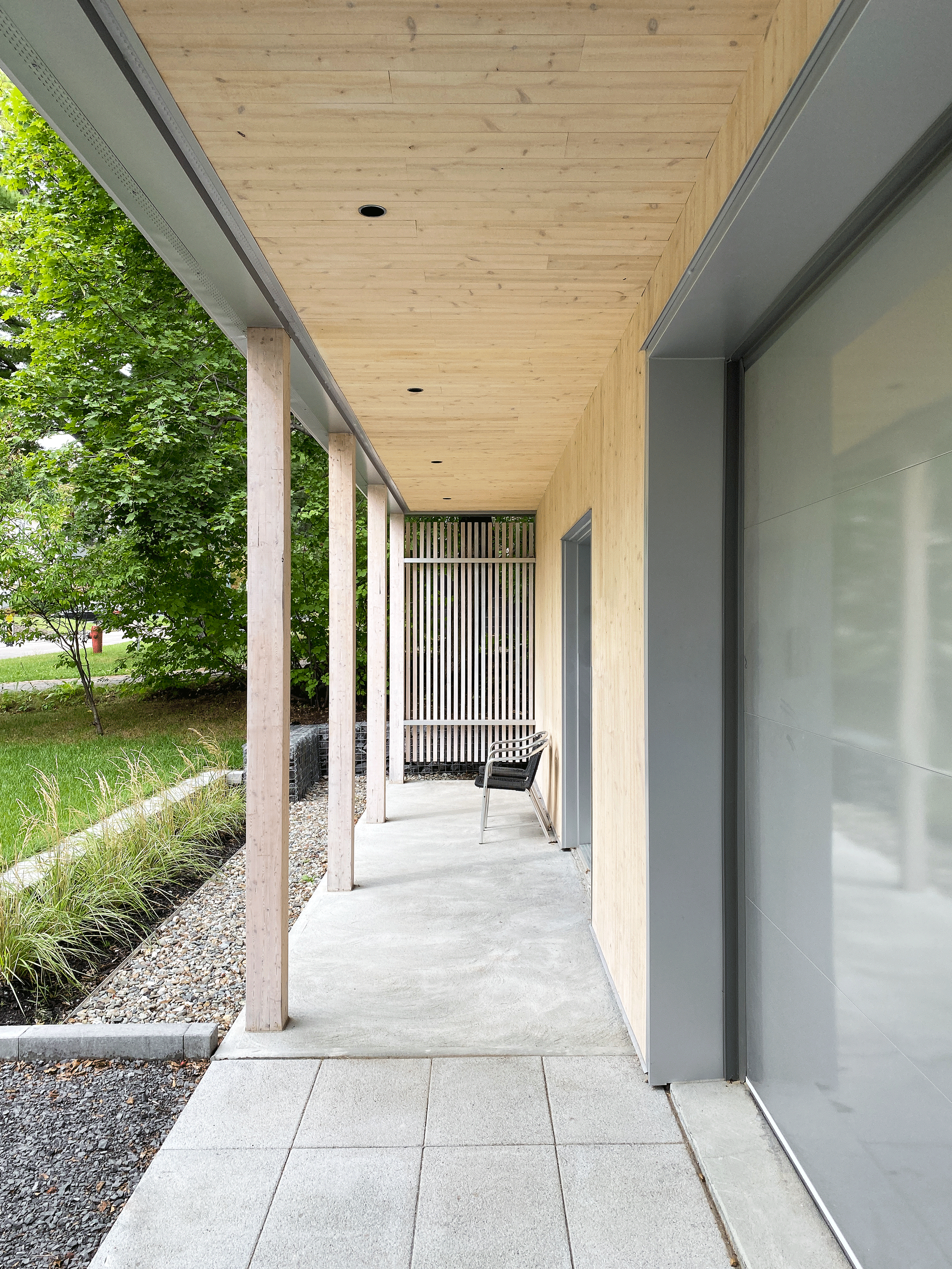 Terrasse sud à l'étage — prolongement du séjour au niveau de la canopée